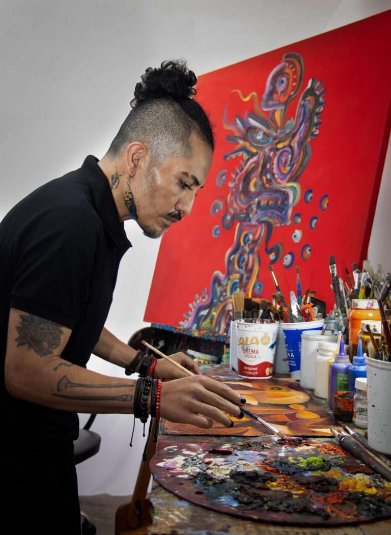 Eduardo Désciga pintando en su estudio